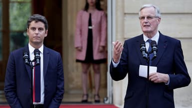 Michel Barnier à coté du Premier ministre sortant Gabriel Attal lors de la cérémonie de passation de pouvoir à l'Hotel Matignon à Paris, le 5 septembre 2024 
