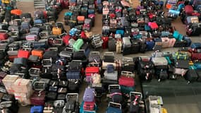 Des centaines de bagages dans le terminal 2 de l'aéroport Heatrow de Londres samedi 18 juin.