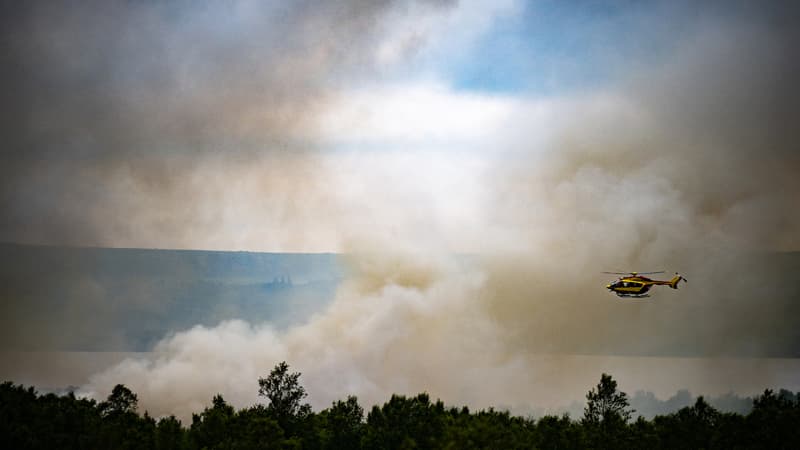 Un hélicoptère de la sécurité civile survole un feu de forêt qui fait rage dans les Monts d'Arrée, en Bretagne, le 20 juillet 2022.
