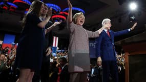 La veste en tweed que portait Hillary Clinton - entourée de Chelsea et de Bill Clinton - lors d'un discours prononcé après sa victoire à la primaire de New York, le 19 avril 2016, coûterait 12,495 dollars.