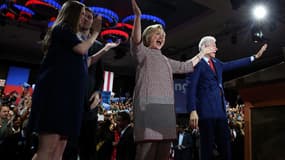 La veste en tweed que portait Hillary Clinton - entourée de Chelsea et de Bill Clinton - lors d'un discours prononcé après sa victoire à la primaire de New York, le 19 avril 2016, coûterait 12,495 dollars.