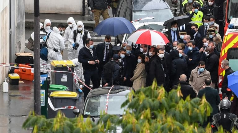 Le Premier ministre Jean Castex, le ministre de l'Intérieur Gérald Darmanin et la maire de Paris Anne Hidalgo sur la scène de l'attaque au hachoir près des anciens locaux de Charlie Hebdo le 25 septembre 2020, à Paris