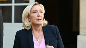 Marine Le Pen quitte l'hôtel Matignon à Paris, le 30 avril 2025