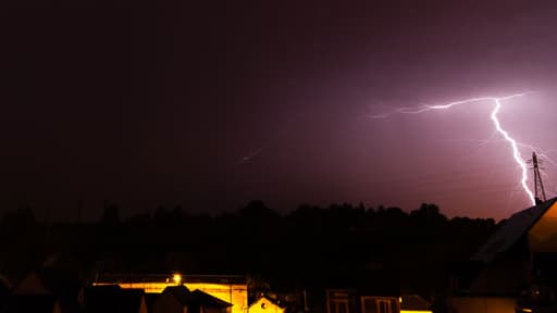 Météo France a placé 19 départements en vigilance orange "orages", vendredi 8 août 2014.