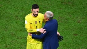 Hugo Lloris avec Didier Deschamps lors de la finale de la Coupe du monde 2022