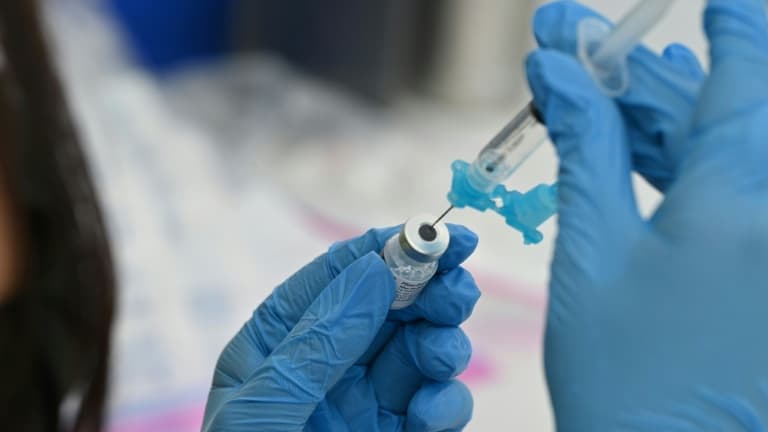 Une infirmière prépare une seringue du vaccin Pfizer contre le Covid-19, le 11 août 2021 à Los Angeles, en Californie