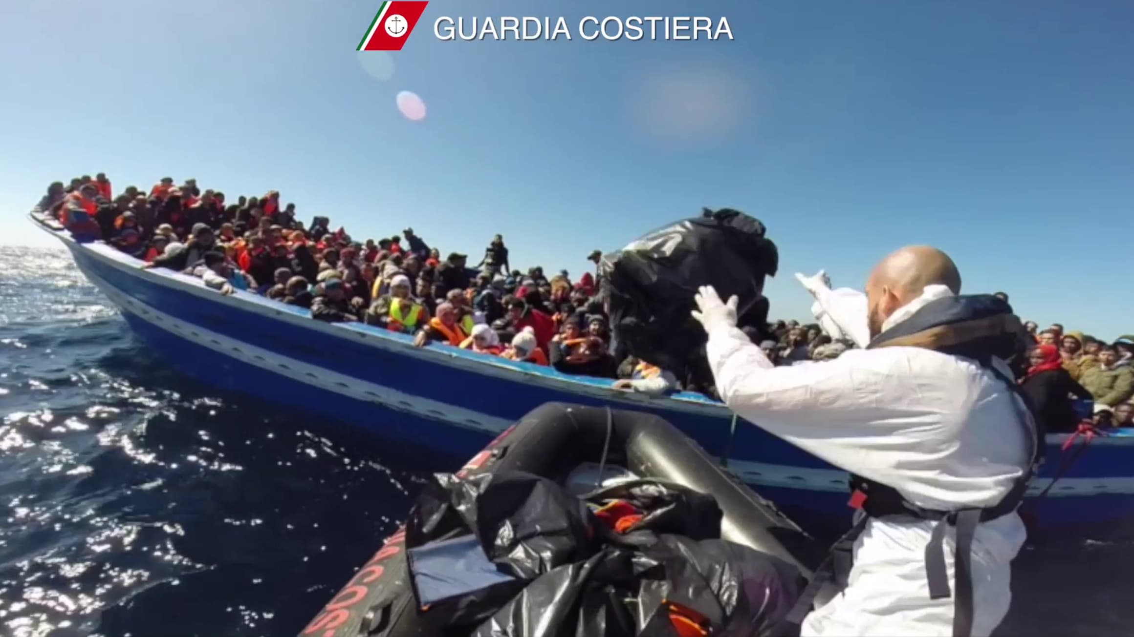 Lors d'un sauvetage dans le cadre de l'opération Triton, au large de la Sicile, le 4 mars 2015. Lors d'un sauvetage dans le cadre de l'opération Triton, au large de la Sicile, le 4 mars 2015.