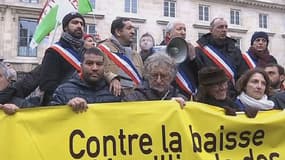 Une centaine d'élus et habitants de Seine-Saint-Denis ont manifesté samedi devant l'Assemblée nationale 