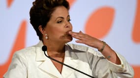Dilma Rousseff salue ses électeurs après être arrivée en tête du premier tour de l'élection présidentielle au Brésil, le 5 octobre 2014.