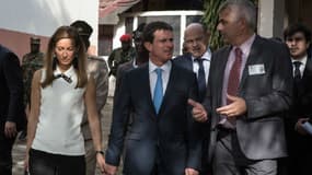 Le Premier ministre, Manuel Valls, en compagnie de sa femme, lors d'une visite du lycée français d'Accra, la capitale du Ghana. 