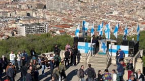 Une centaine de personnes se sont rassemblées mardi 24 octobre au pied de Notre-Dame de la Garde à Marseille pour "la paix". 