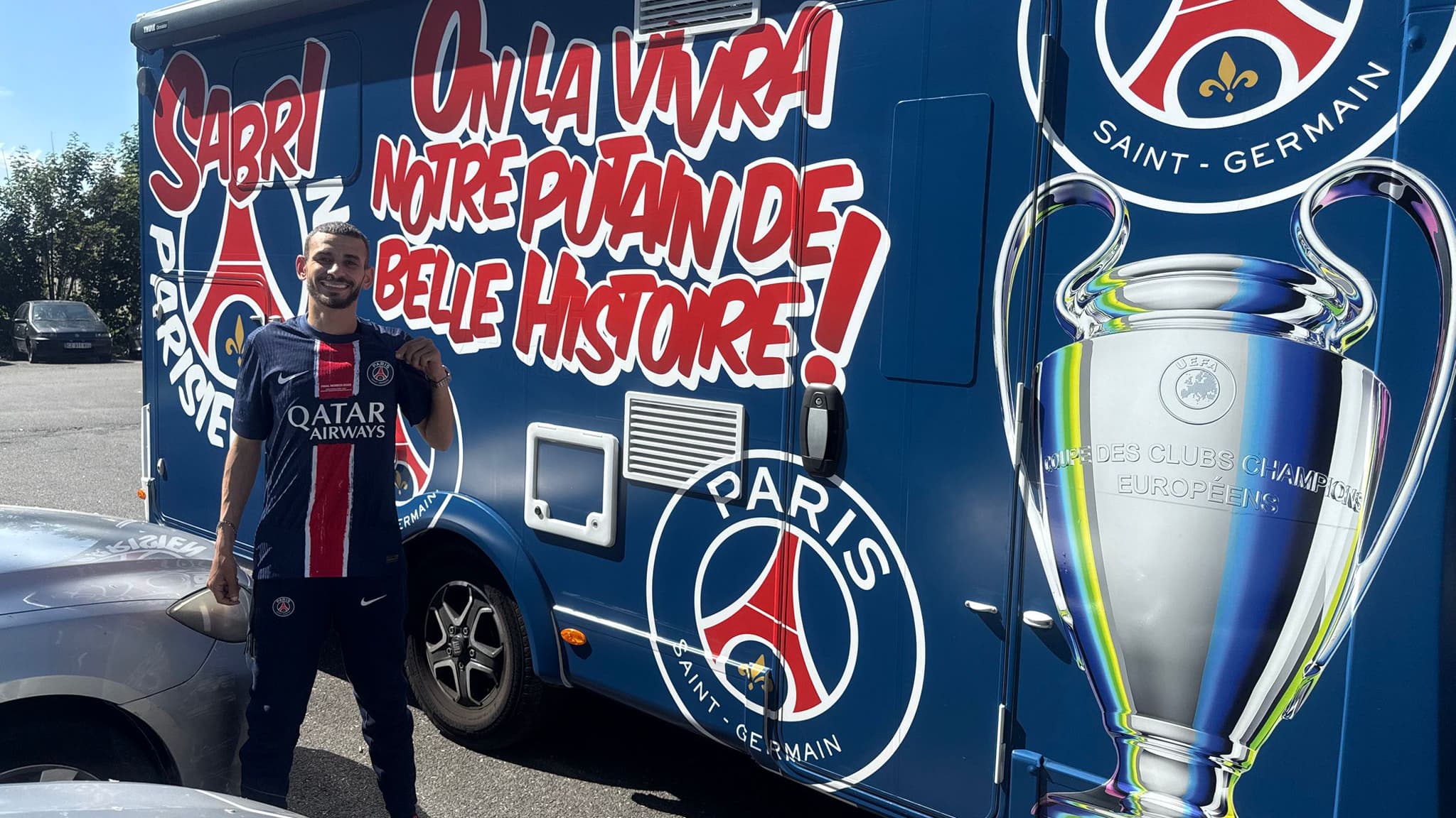 Des supporters du PSG font le trajet jusqu'à Munich à bord d'un camping-car aux couleurs du club, 30 mai 2025