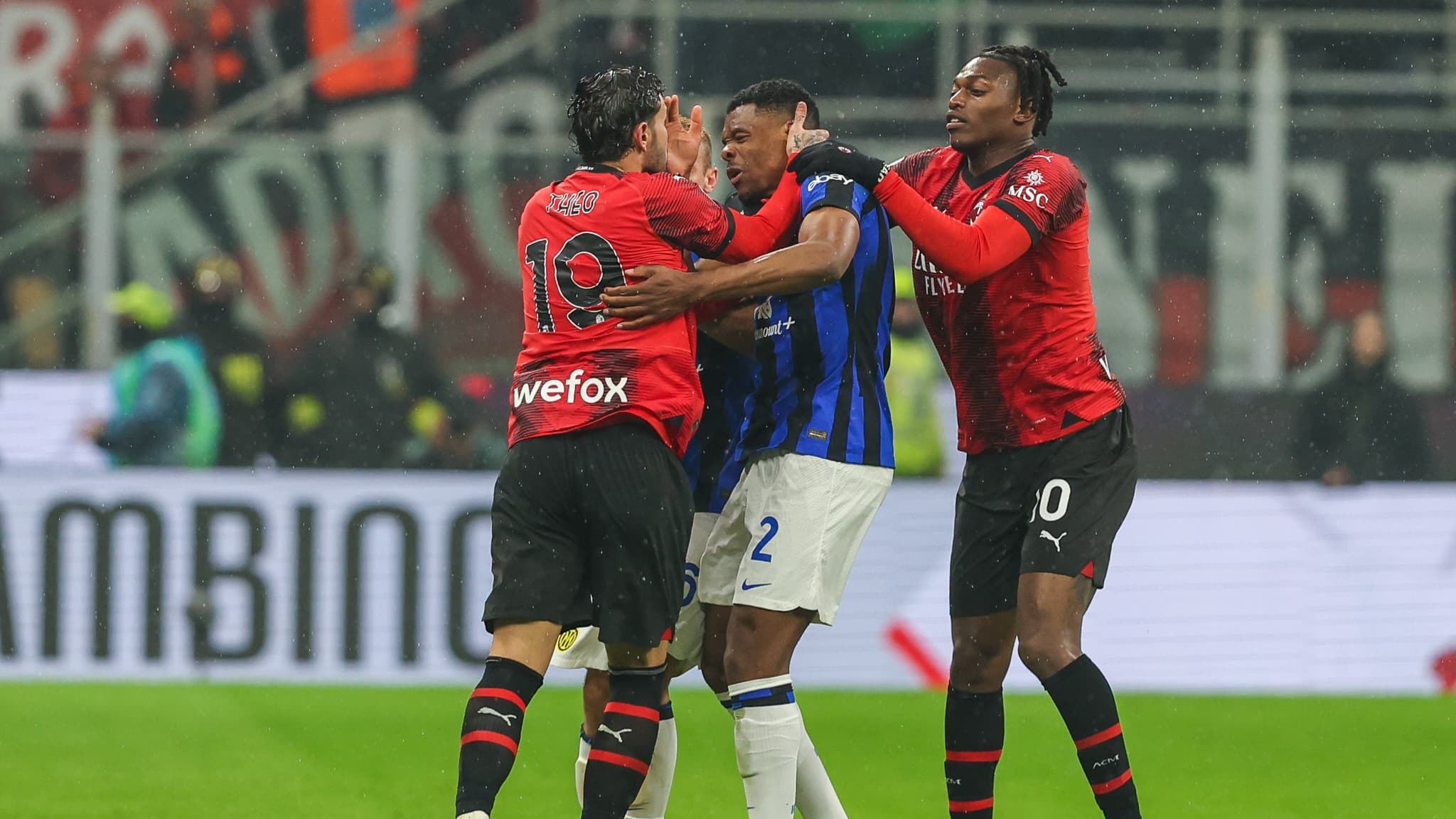 L'accrochage entre Théo Hernandez et Denzel Dumfries lors du derby milanais L'accrochage entre Théo Hernandez et Denzel Dumfries lors du derby milanais