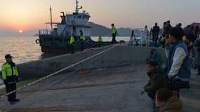 Des proches des disparus du ferry naufragé attendent des nouvelles, sur la jetée de l'île voisine de Jindo.