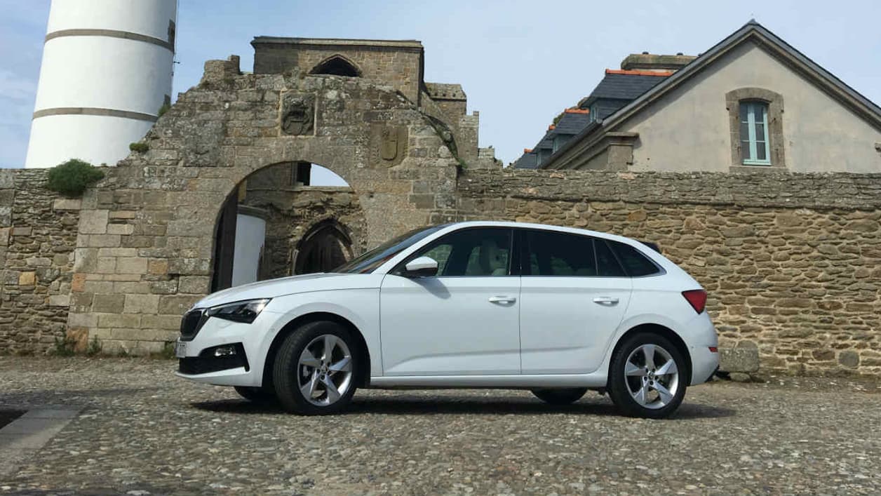 Longue de 4,36 mètres, la Scala se montre beaucoup plus petite que l’Octavia, la berline star de Skoda (4,70 mètres), et un peu plus petite que la Rapid (4,48 mètres). Longue de 4,36 mètres, la Scala se montre beaucoup plus petite que l’Octavia, la berline star de Skoda (4,70 mètres), et un peu plus petite que la Rapid (4,48 mètres).