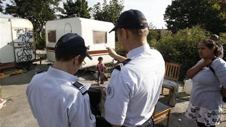 Policiers effectuant un recensement dans un camp illégal de Roms à Saint-André-lez-Lille, dans le Nord. Des experts du Comité de l'Onu pour l'élimination de la discrimination raciale (Cerd), réunis mercredi et jeudi à Genève, ont épinglé la politique de l