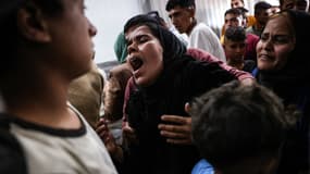 Une Palestinienne qui a perdu des membres de sa famille dans une frappe israélienne réagit en voyant leurs corps à l'hôpital Nasser de Khan Yunis, dans le sud de la bande de Gaza, le 3 novembre 2024, au milieu de la guerre en cours entre Israël et le groupe militant palestinien Hamas.