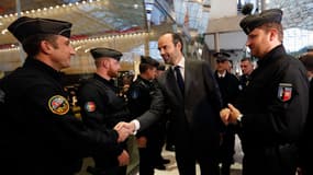 Édouard Philippe à la rencontre des forces de l'ordre à la Gare du Nord à Paris le 3 novembre 2017