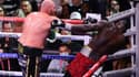 L'Américain Deontay Wilder (droite) et le champion WBC des lourds (gauche), le Britannique Tyson Fury, lors de leur combat à Las Vegas le 9 octobre 2021