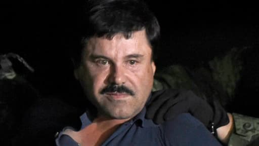 Joaquin "El Chapo" Guzman est escorté vers un hélicoptère à l'aéroport de Mexico le 8 janvier 2016 après avoir été arrêté dans l'Etat du Sinaloa