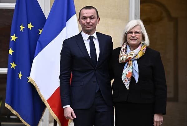 Olivier Dussopt lors de sa passation de pouvoir avec la nouvelle ministre du Travail, de la Santé et des Solidarités, Catherine Vautrin.