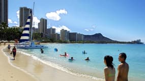 Des touristes sur la plage hawaïenne de Waikiki, à Honolulu, le 6 septembre 2001 (photo d'illustration).