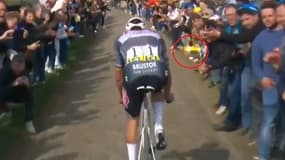 Mathieu van der Poel victime d'un jet de bidon sur Paris-Roubaix, 13 avril 2025