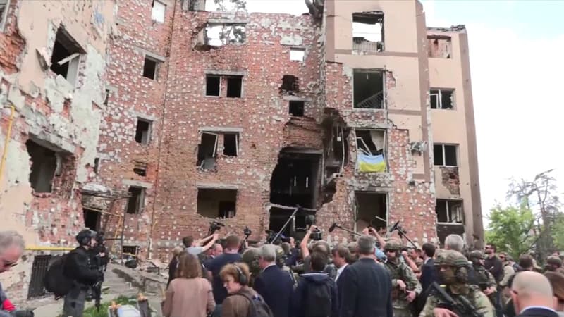 Guerre en Ukraine: les dirigeants européens constatent les dégâts dans un quartier résidentiel d'Irpin