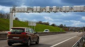 Une barrière de péage sur une autoroute à flux libre.