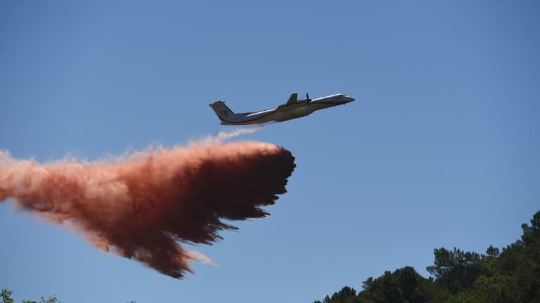 Un avion bombardier d'eau intervenant sur l'incendie dans les Cévennes, près de Bessèges, le 8 juillet 2022