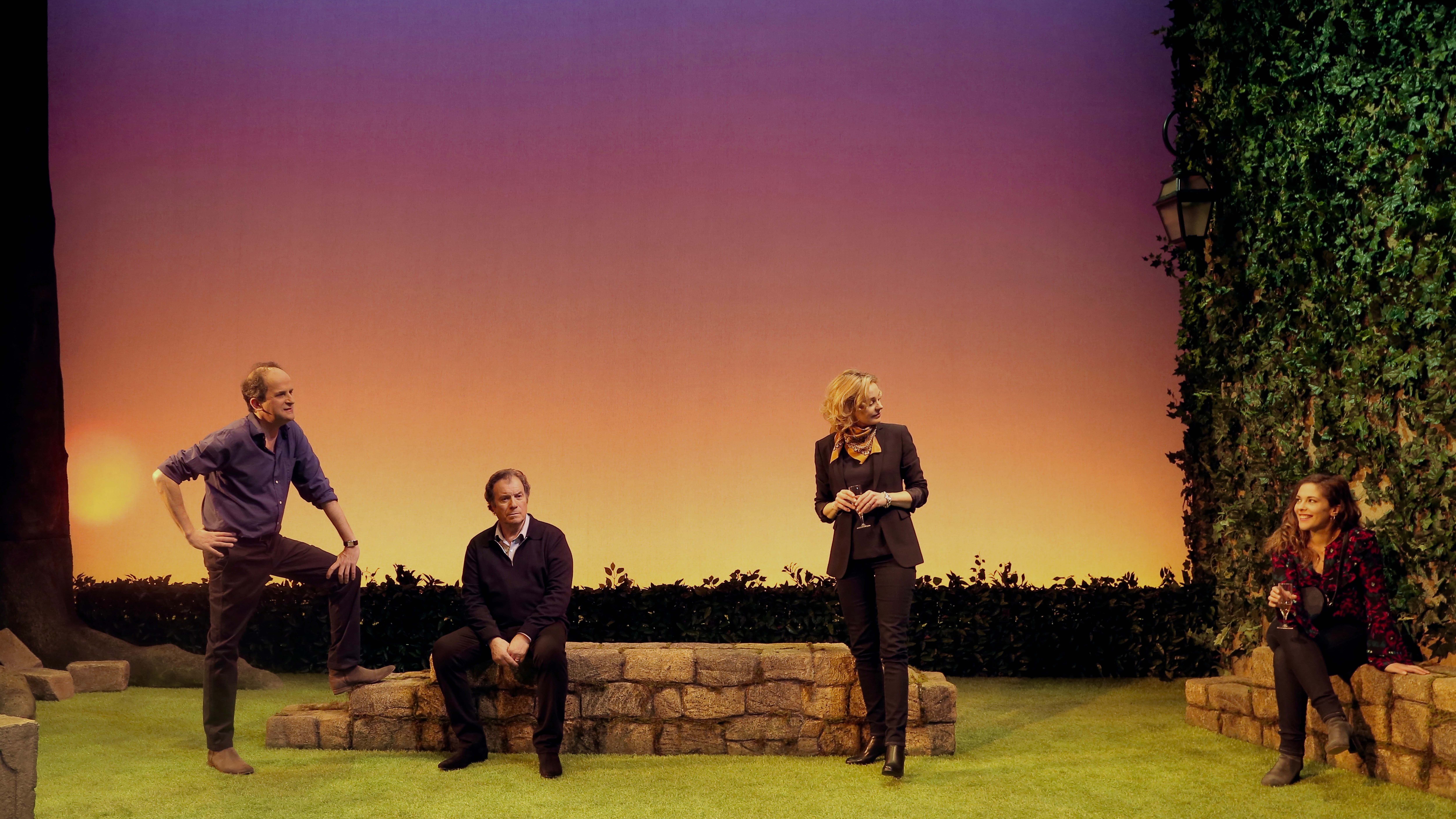 Alysson Paradis, aux côtés de Daniel Russo, Lionel Abelanski et Anne Jacquemin dans "La Récompense", actuellement à l'affiche au théâtre Edouard VII à Paris Alysson Paradis, aux côtés de Daniel Russo, Lionel Abelanski et Anne Jacquemin dans "La Récompense", actuellement à l'affiche au théâtre Edouard VII à Paris