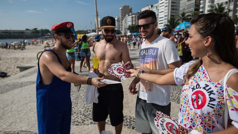 Au Brésil, sur la plage de Copacabana, les autorités tentent de rassurer les vacanciers en leur donnant des consignes de prévention. 
