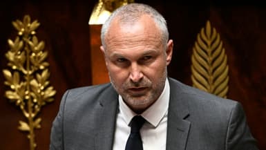 Le président du groupe des députés Liot Laurent Panifous prononce un discours à l'Assemblée nationale, à Paris, le 1er juillet 2025
