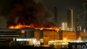 Le Crocus City Hall, une salle de concert située au nord-ouest de la capitale russe Moscou, en feu, le 22 mars 2024.