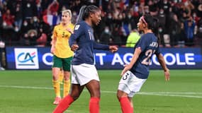 Diani et Morroni lors du match France-Galles, à Guingamp le 30 novembre 2021