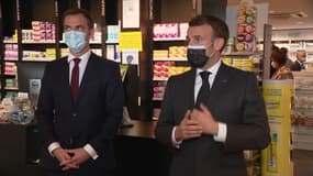 Emmanuel Macron dans une pharmacie de Valenciennes ce mardi, avec Olivier Véran. 