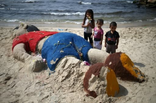 Une statue de sable géante d'Aylan Kurdi, enfant mort noyé en Méditerranée, sur une plage de Gaza le 7 septembre 2015 Une statue de sable géante d'Aylan Kurdi, enfant mort noyé en Méditerranée, sur une plage de Gaza le 7 septembre 2015