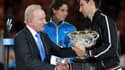 Novak Djokovic reçoit son trophée sous les yeux de Rafael Nadal