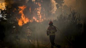 Des pompiers en train de lutter contre le feu dans le centre du Portugal ce mardi.