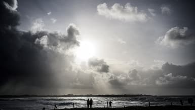 Des gens regardent la mer à Plomeur, dans l'ouest de la France, le 8 décembre 2023. (photo d'illustration)