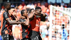 Les Lorientais célèbrent un but contre Rennes en Ligue 1 le 24 août 2025