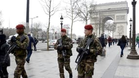 Des soldats français patrouillent sur les Champs-Elysées dans le cadre du plan Vigipirate
