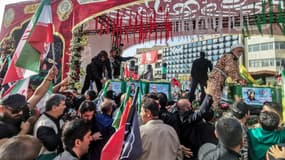 Des personnes en deuil se tiennent à côté du cercueil du commandant des Gardiens de la révolution iranienne, Hossein Salami, et d'autres commandants militaires et civils tués lors des frappes israéliennes au premier jour de la guerre