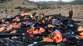 Des bouées, des gilets de sauvetages et des bateaux gonflables échoués sur Lesbos, le 23 août 2015.