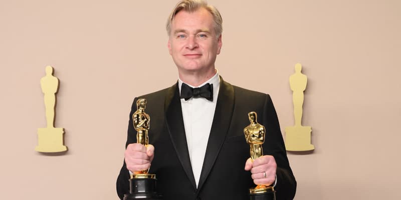 Christopher Nolan posant avec ses deux Oscars (meilleur film et meilleure réalisation) pour "Oppenheimer" le 11 mars 2024 à Los Angeles