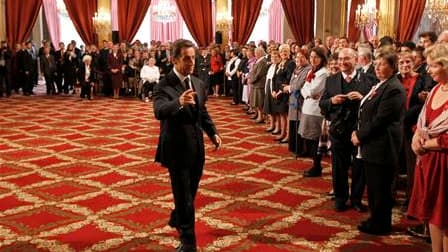 Nicolas Sarkozy lors d'une cérémonie de remise de médailles à des mères de familles nombreuses, à l'Elysée. Le chef de l'Etat a réaffirmé qu'il ne dévierait pas de son cap sur les retraites. /Photo prise le 15 octobre 2010/ REUTERS/Charles Platiau