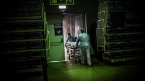 Un malade atteint du Covid-19 transporté le 9 février 2021 au "Portimao Arena", la grande enceinte polyvalente de cette ville de la région de l'Algarve transformée en hôpital de campagne