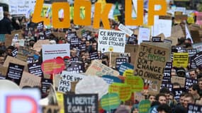 Des dizaines de milliers de personnes ont manifesté à Paris ce samedi pour le climat