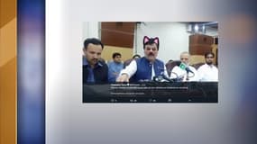 Le ministre de l'Information d'une province pakistanaise donnait une conférence retransmise en direct sur les réseaux sociaux. 