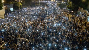 Des dizaines de milliers de manifestants prodémocratie ont transformé le centre de Hong Kong lundi soir en une grande fête de rue.